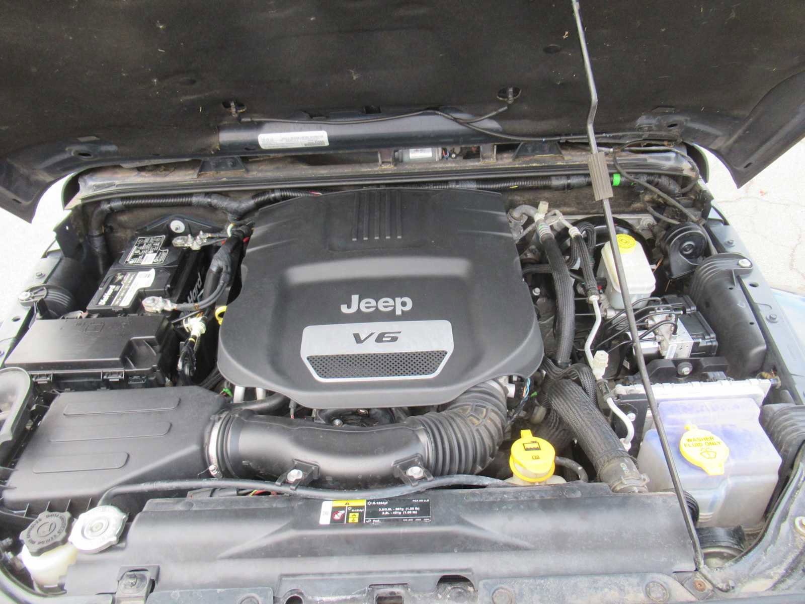 Used 2018 Jeep Wrangler Unlimited Sahara w/ Connectivity Group image 13