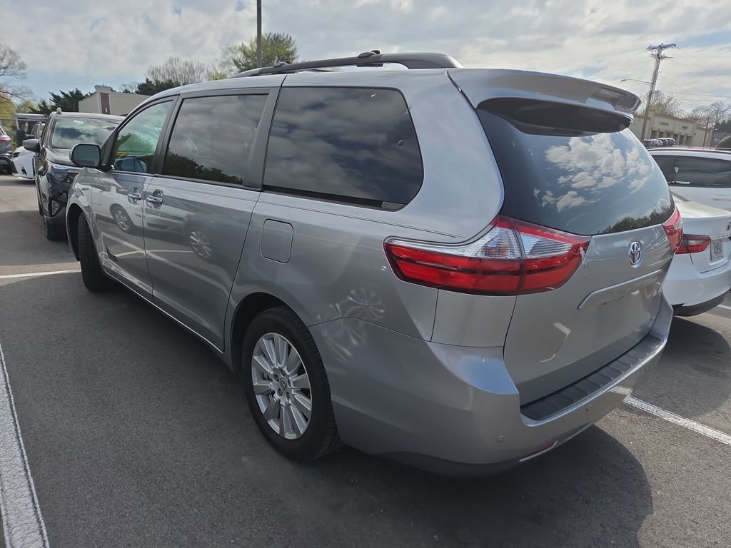 Used 2017 Toyota Sienna XLE Premium image 6