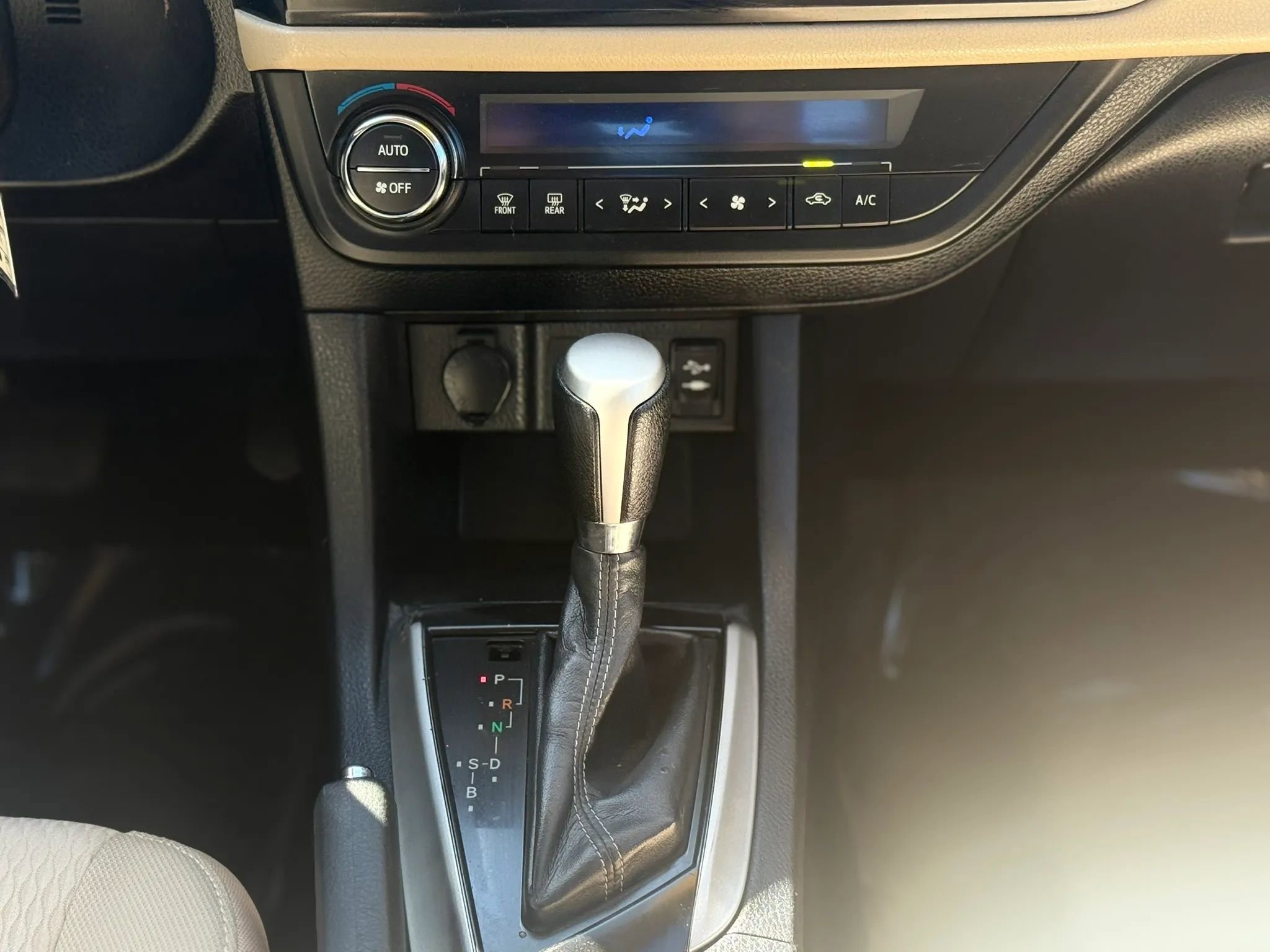 Used 2014 Toyota Corolla LE image 22