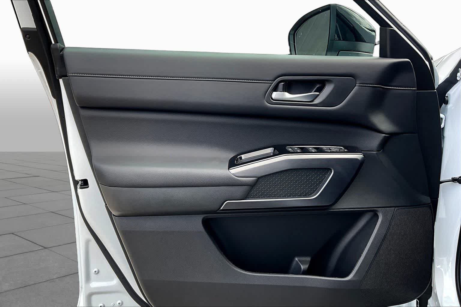 New 2026 Nissan Pathfinder SL FWD image 13