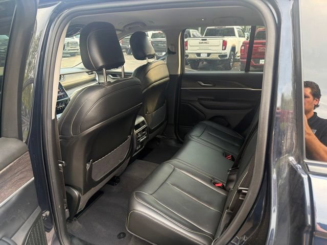 Used 2023 Jeep Grand Cherokee Limited w/ Black Appearance Package AWD/4WD image 11