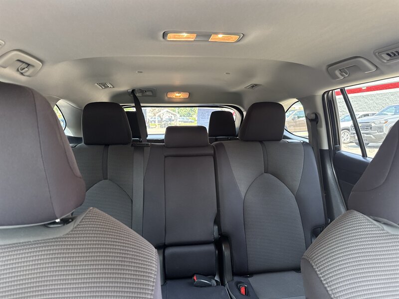 Used 2024 Toyota Highlander LE AWD/4WD image 28