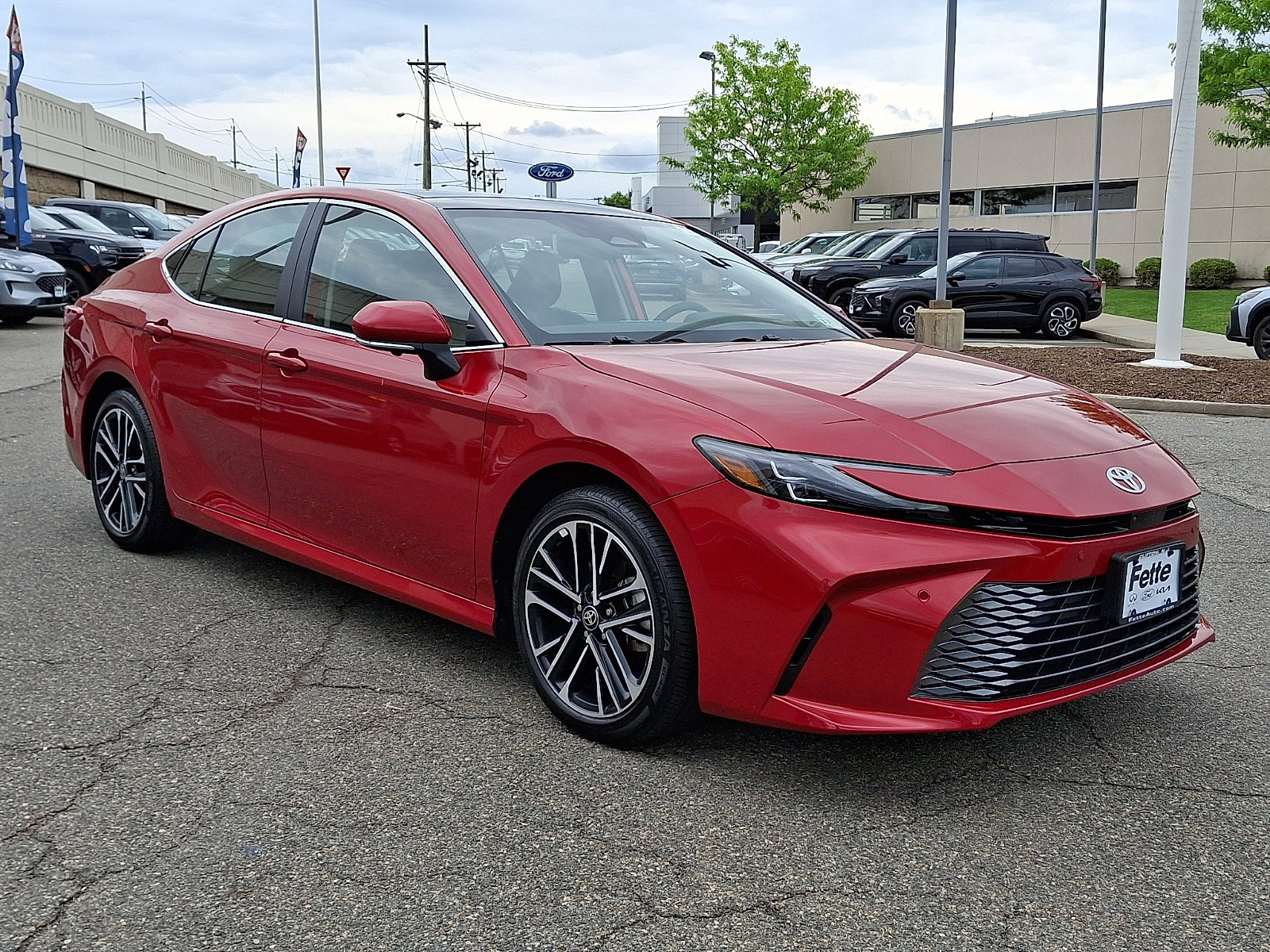 Used 2025 Toyota Camry XLE w/ Premium Plus Package AWD/4WD image 3