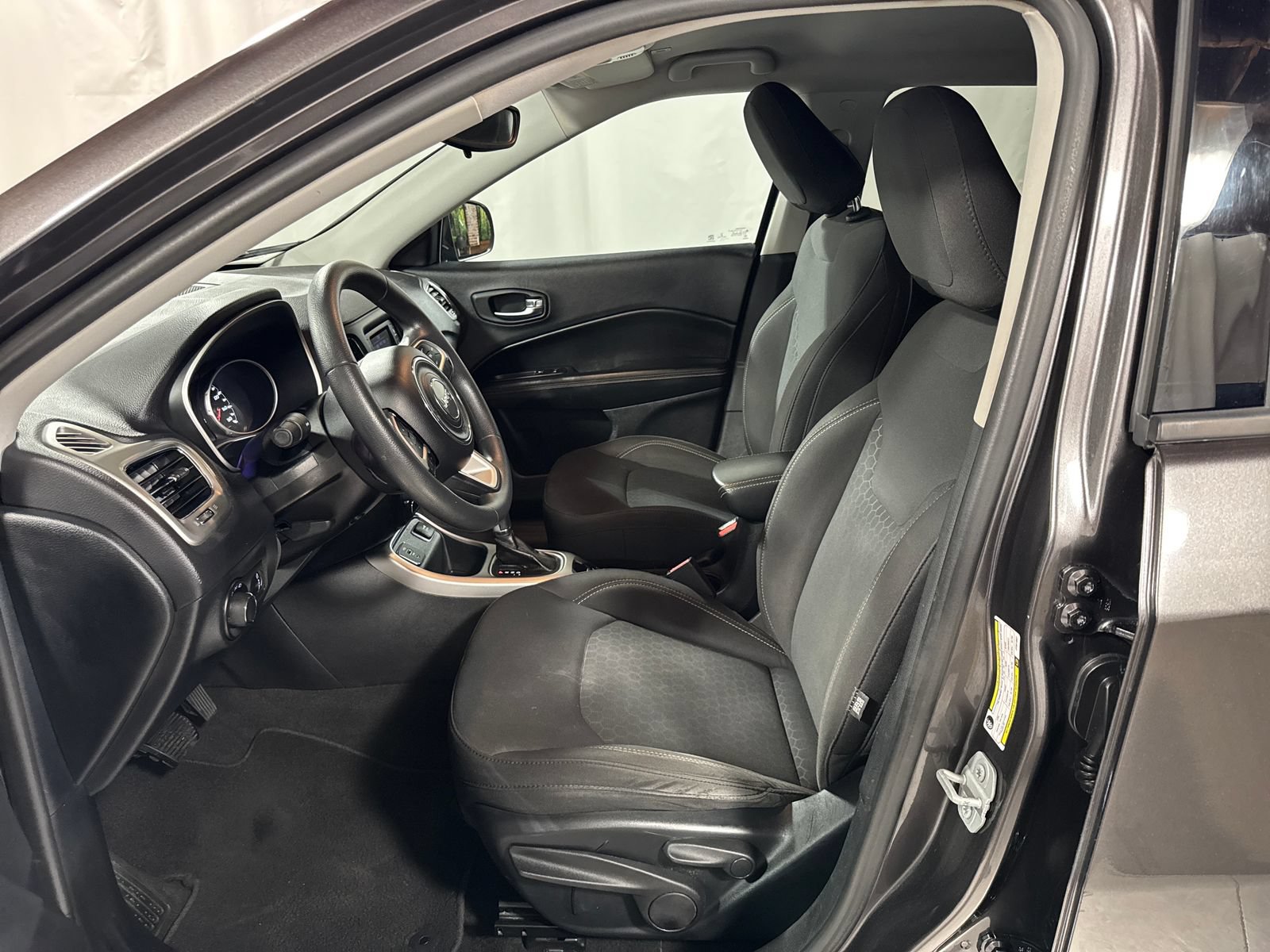 Used 2018 Jeep Compass Sport FWD image 3