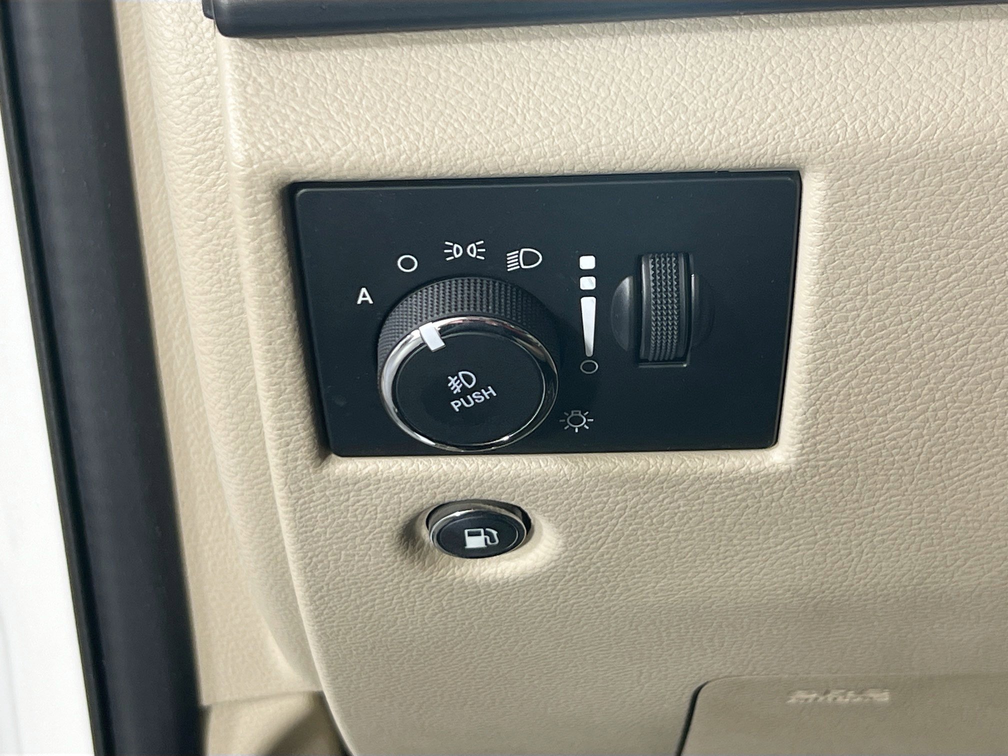 Used 2022 Jeep Grand Cherokee Laredo E image 10