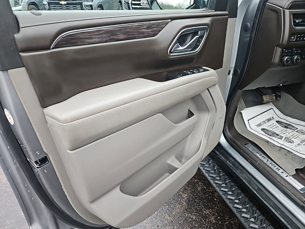 Used 2023 Chevrolet Tahoe Z71 w/ Luxury Package AWD/4WD image 9