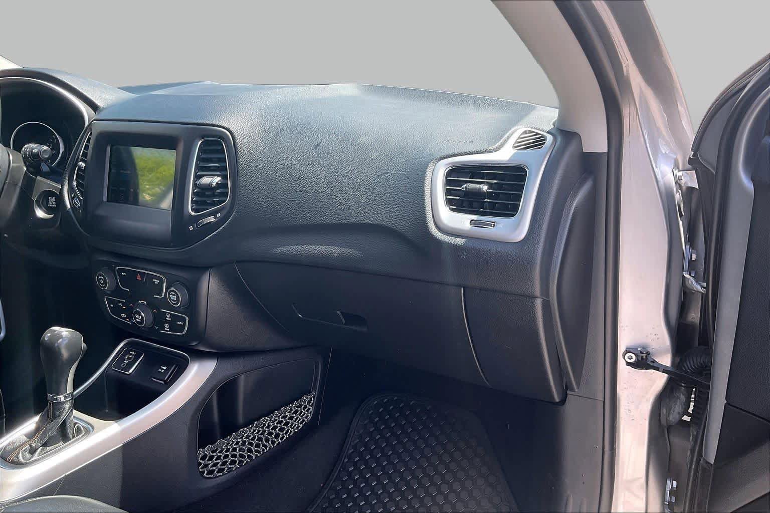 Used 2019 Jeep Compass Latitude w/ Cold Weather Group FWD image 18