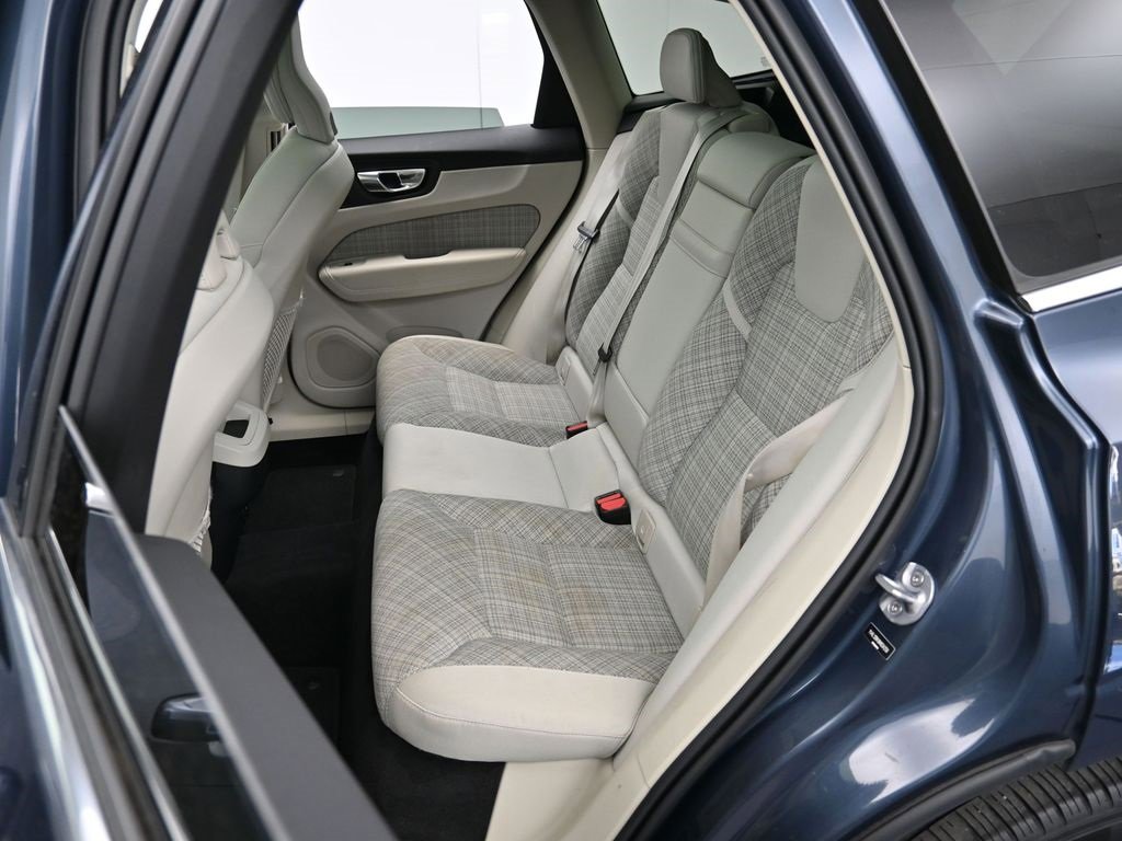 Used 2022 Volvo XC60 B5 Momentum image 24