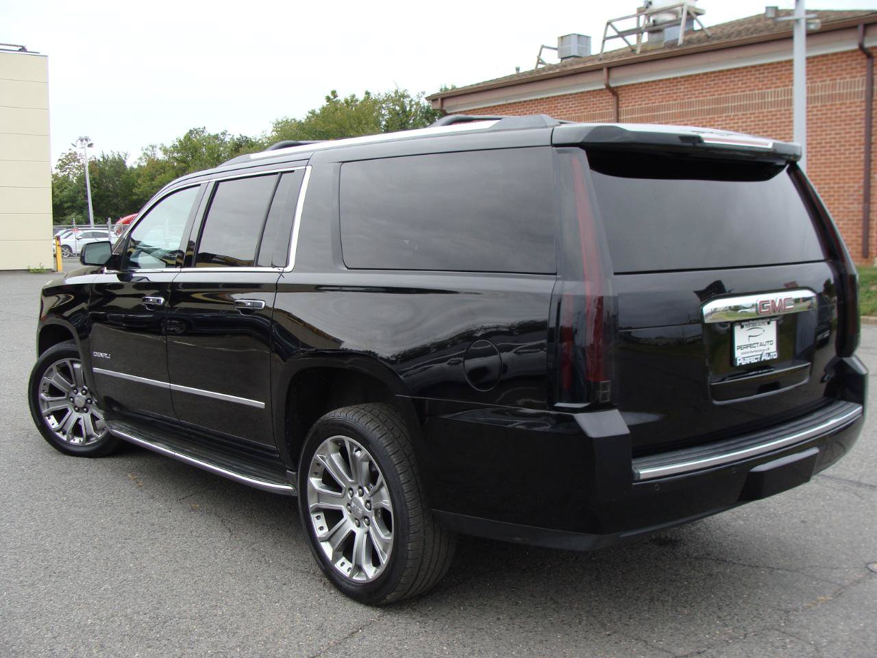 Used 2015 GMC Yukon XL Denali w/ Touring Package AWD/4WD image 4