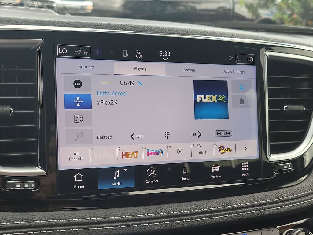 Used 2025 Chrysler Pacifica Premium image 21