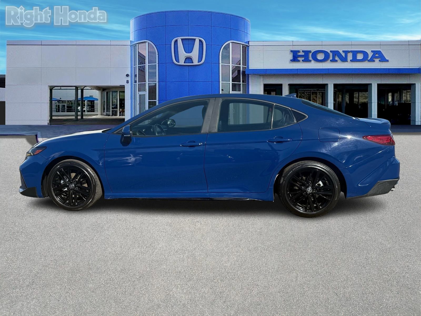 Used 2025 Toyota Camry SE w/ Convenience Package image 3