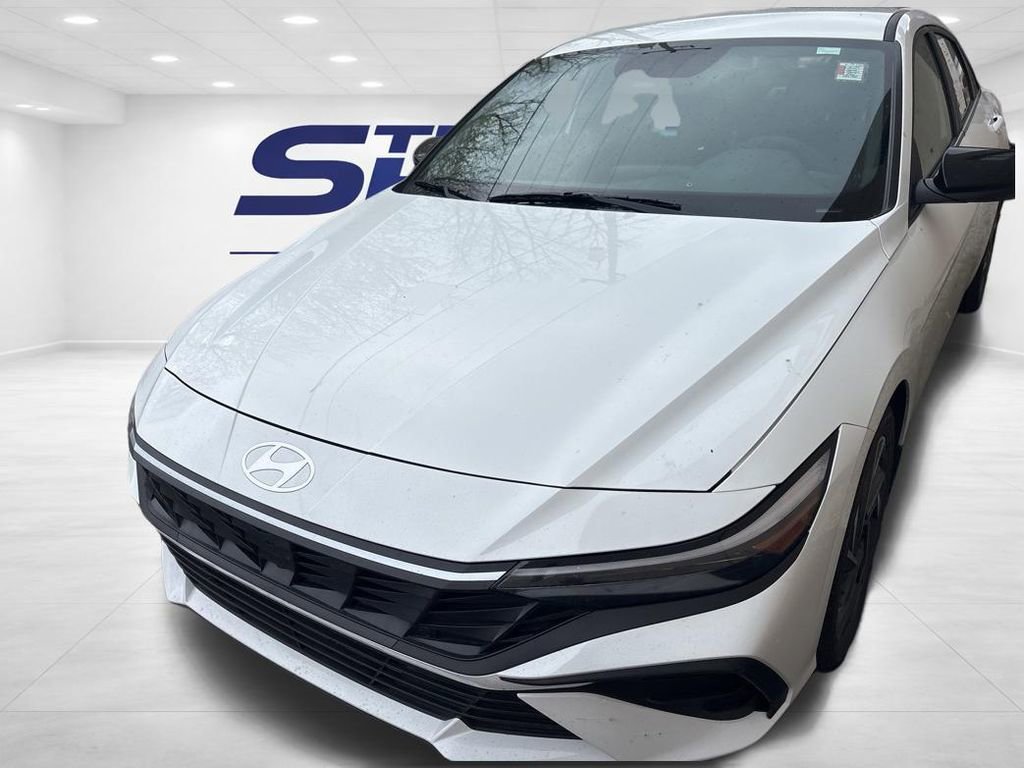 Used 2025 Hyundai Elantra Sport FWD image 3
