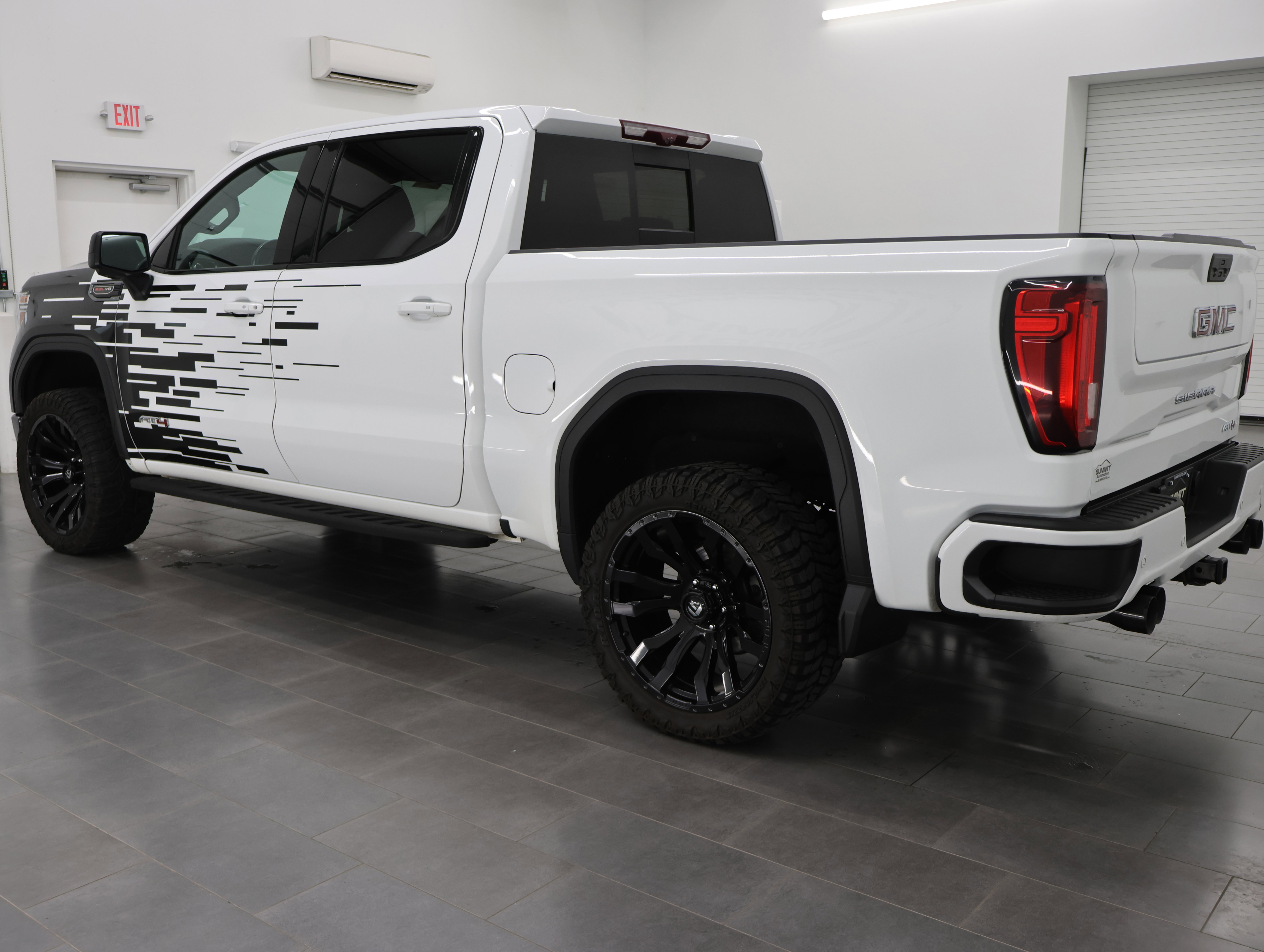Used 2022 GMC Sierra 1500 AT4 w/ AT4 Premium Package AWD/4WD image 6