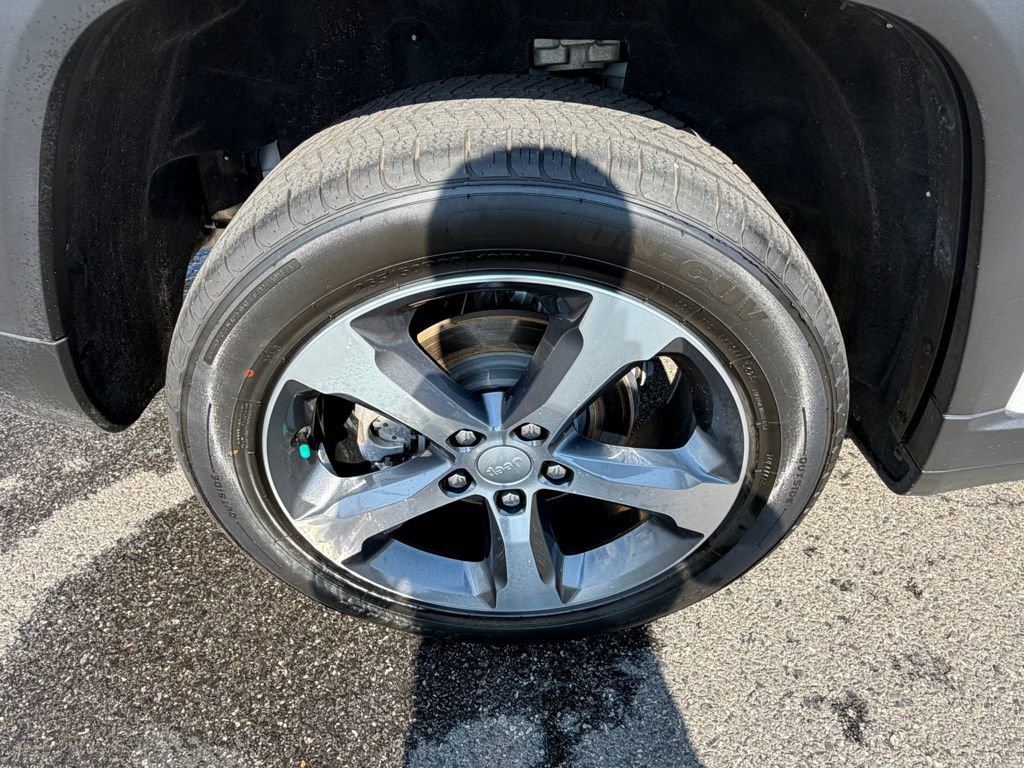 Used 2023 Jeep Grand Cherokee Limited image 14