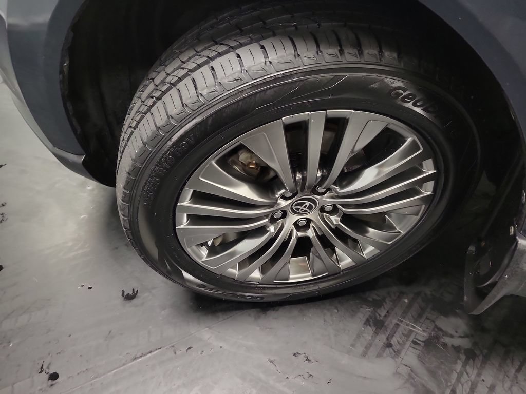 Used 2022 Toyota Venza XLE AWD/4WD image 13
