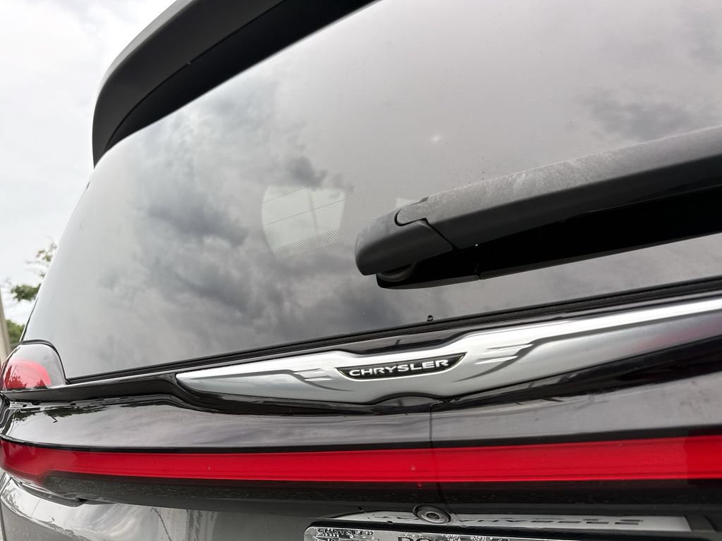 Used 2022 Chrysler Pacifica Touring-L FWD image 6