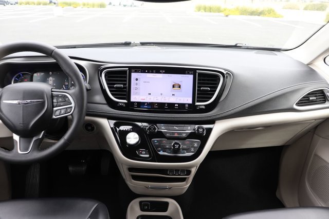 Used 2023 Chrysler Pacifica Touring-L image 15