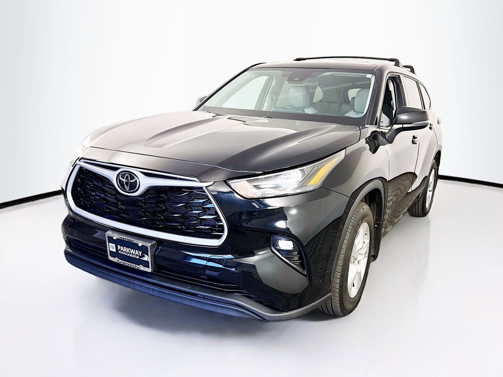 Used 2022 Toyota Highlander LE AWD/4WD image 3