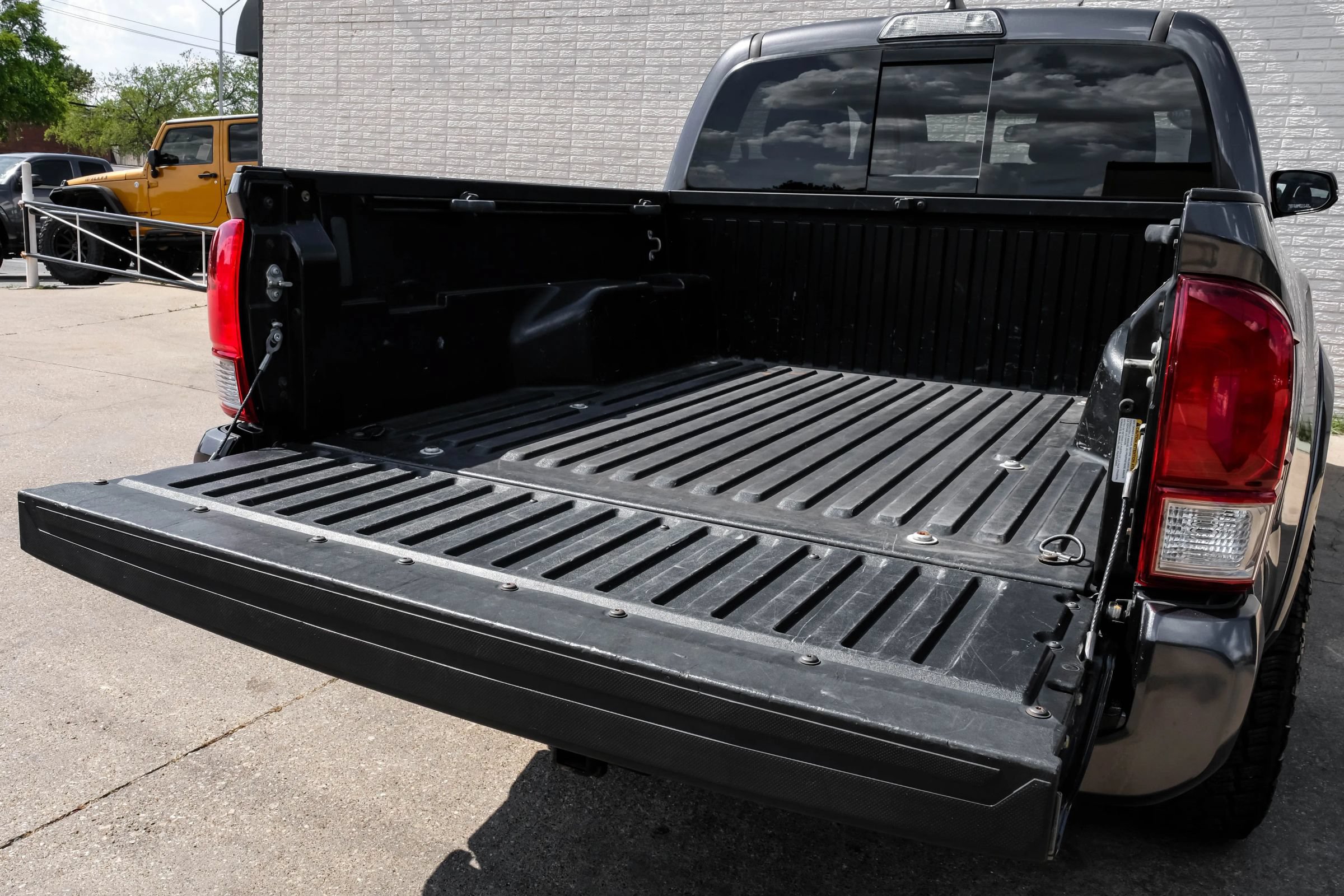 Used 2017 Toyota Tacoma TRD Sport w/ Tow Package (A/T) AWD/4WD image 49