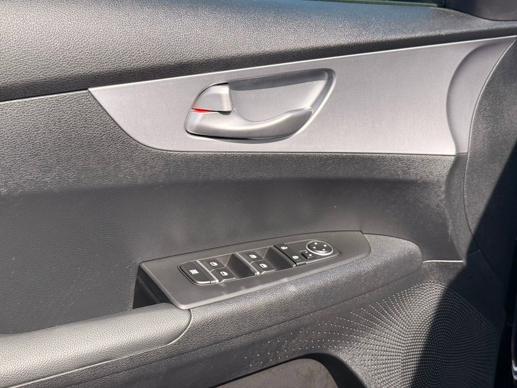 Used 2023 Kia Forte LXS w/ LXS Technology Package image 22