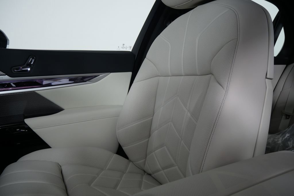 Used 2025 BMW i7 xDrive60 w/ Premium Package image 24