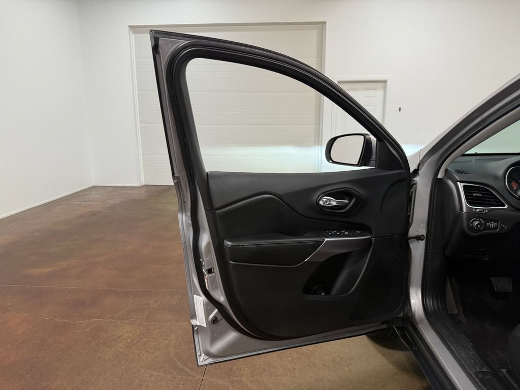 Used 2019 Jeep Cherokee Latitude w/ Comfort & Convenience Group AWD/4WD image 56