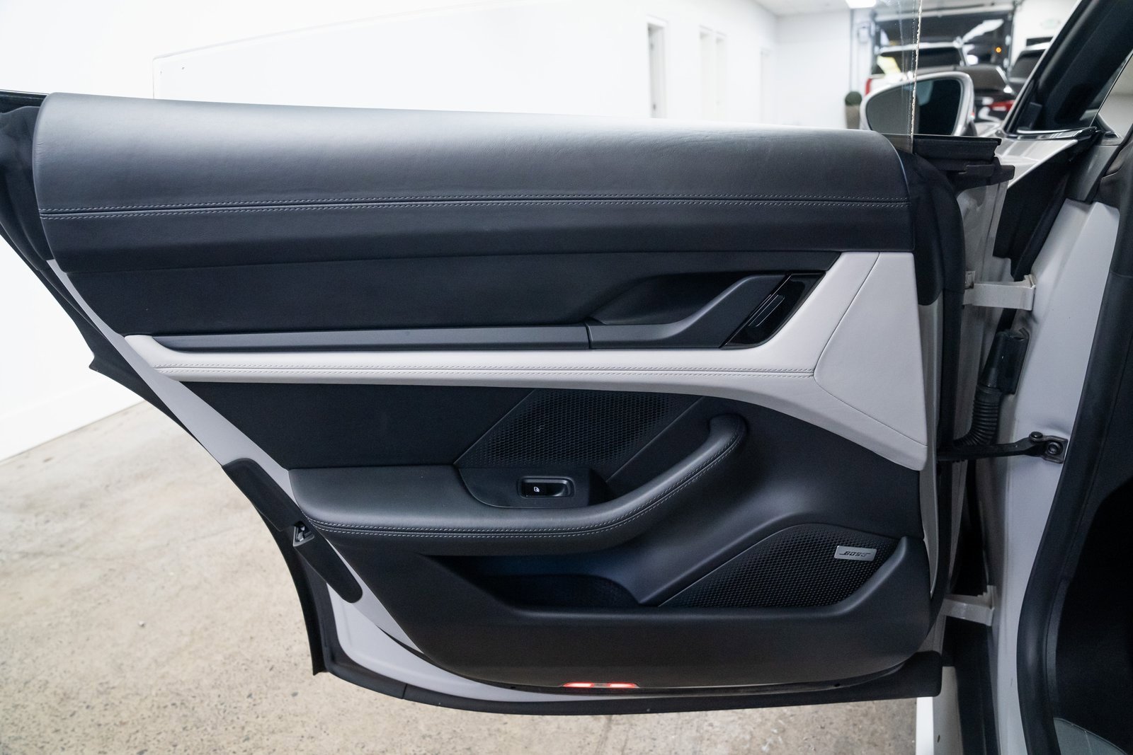 Used 2021 Porsche Taycan 4S w/ Premium Package image 19