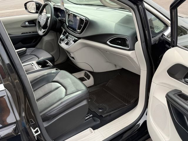 Used 2024 Chrysler Pacifica Touring-L image 27
