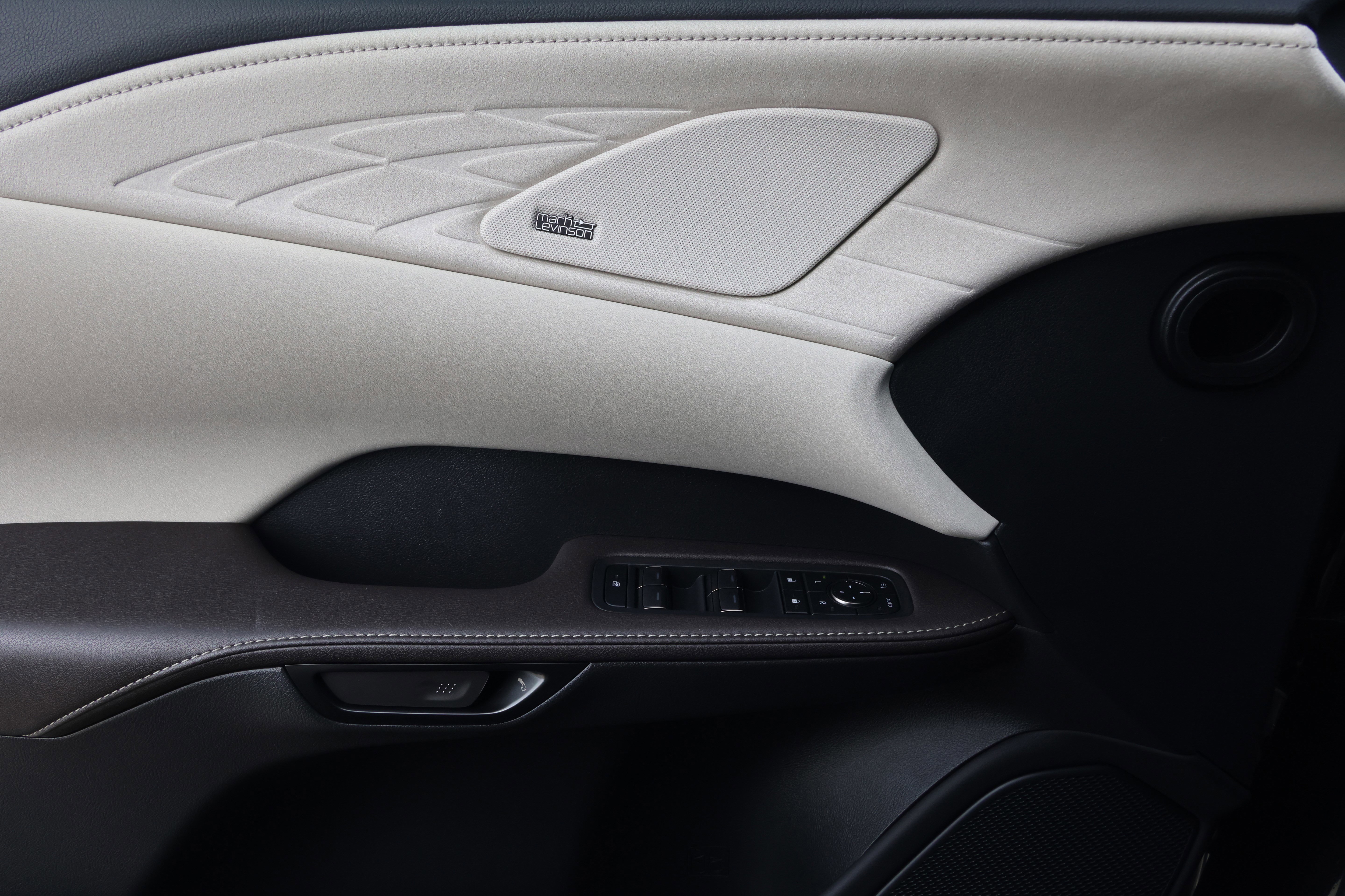 Certified 2025 Lexus RX 450h AWD w/ Convenience Package image 12