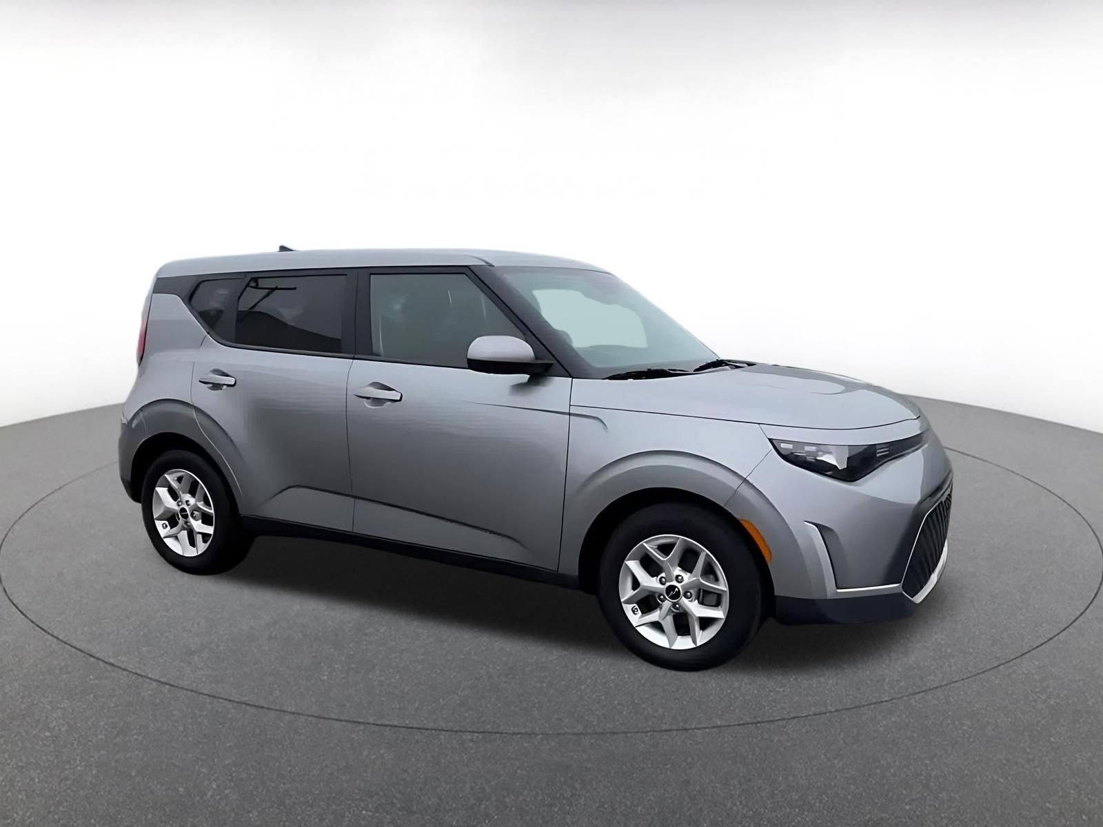 Used 2025 Kia Soul LX w/ LX Technology Package FWD image 2