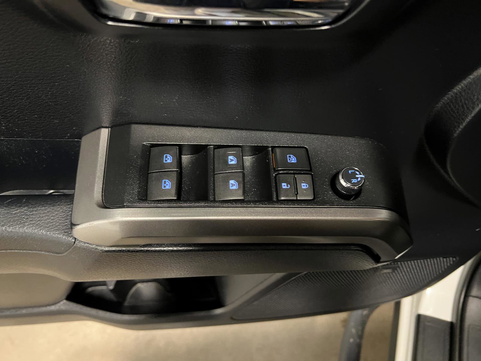 Used 2018 Toyota Tacoma Limited AWD/4WD image 25