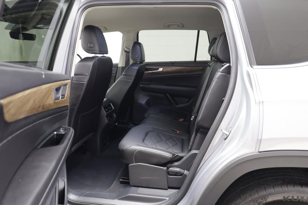 Used 2025 Volkswagen Atlas SE w/ Black Wheel Package image 12