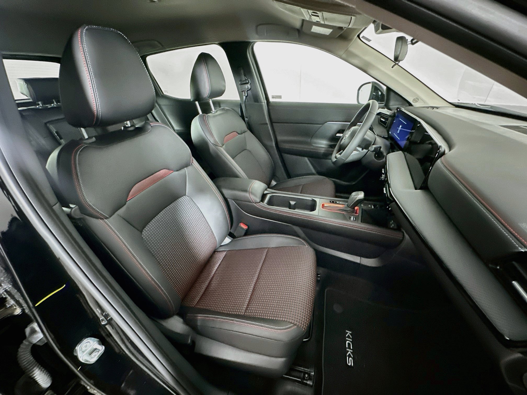 Used 2026 Nissan Kicks SR w/ Cold Weather Package FWD image 30