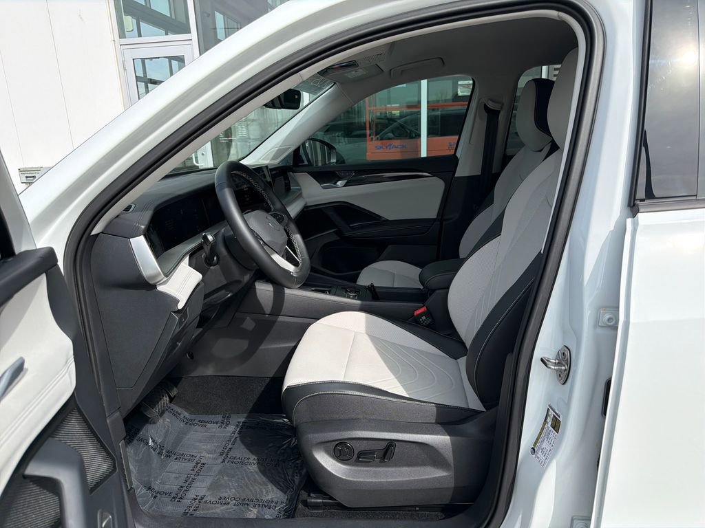 Certified 2025 Volkswagen Tiguan SE image 11