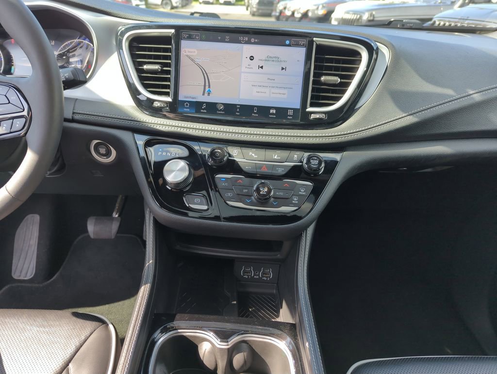 Used 2025 Chrysler Pacifica Limited image 23
