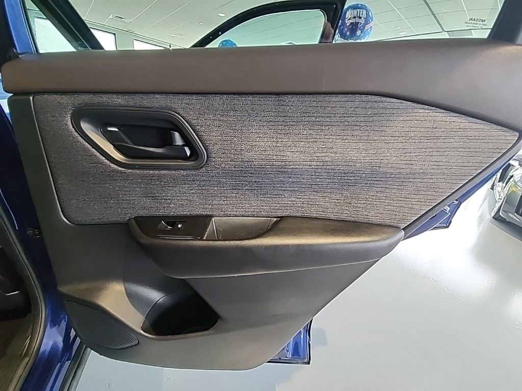 Used 2023 Nissan Rogue S image 23