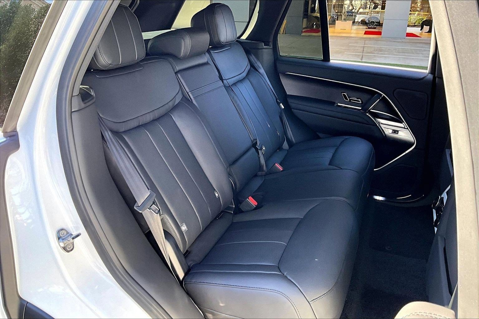 New 2026 Land Rover Range Rover SE image 9
