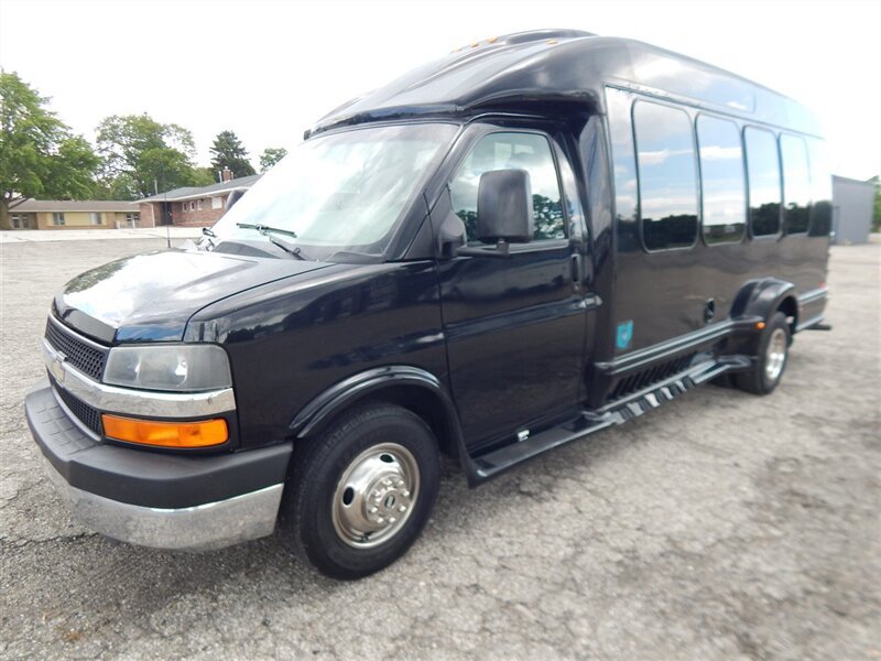 Used 2010 Chevrolet Express 3500 Extended RWD image 3