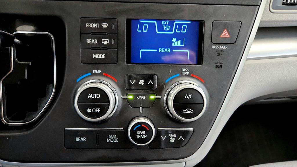 Used 2020 Toyota Sienna LE w/ LE Preferred Package FWD image 31
