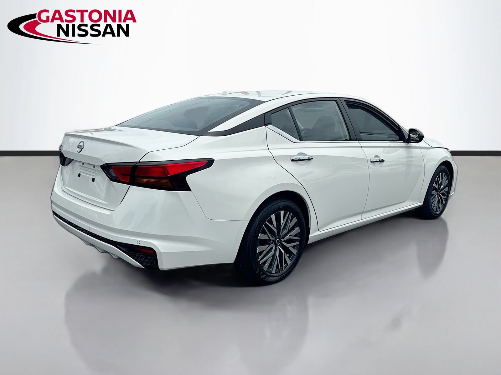 Used 2025 Nissan Altima 2.5 SV FWD image 9