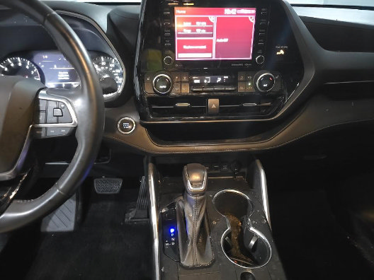 Used 2021 Toyota Highlander XLE AWD/4WD image 8