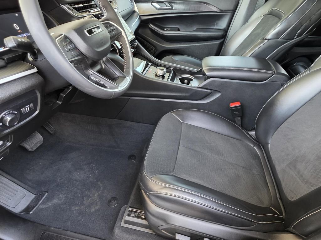 Used 2025 Jeep Grand Cherokee Altitude image 7