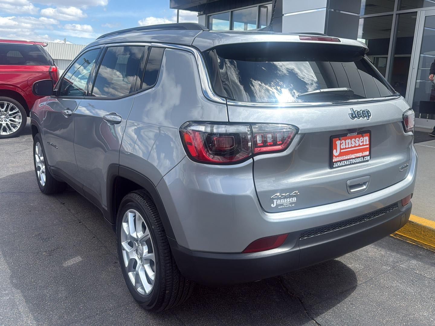 Used 2023 Jeep Compass Latitude AWD/4WD image 2