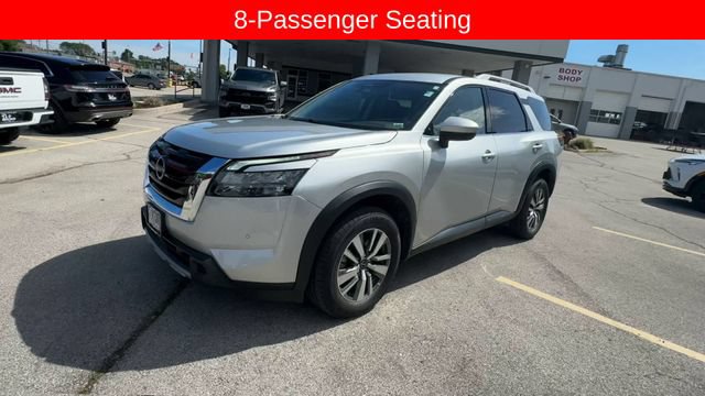 Used 2025 Nissan Pathfinder SL FWD image 4