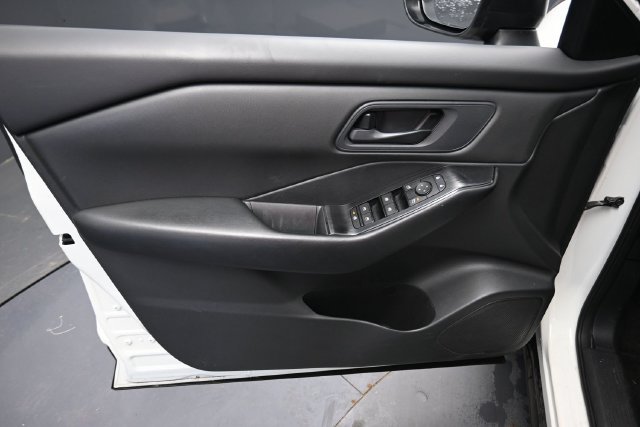 Used 2024 Nissan Rogue S FWD image 14