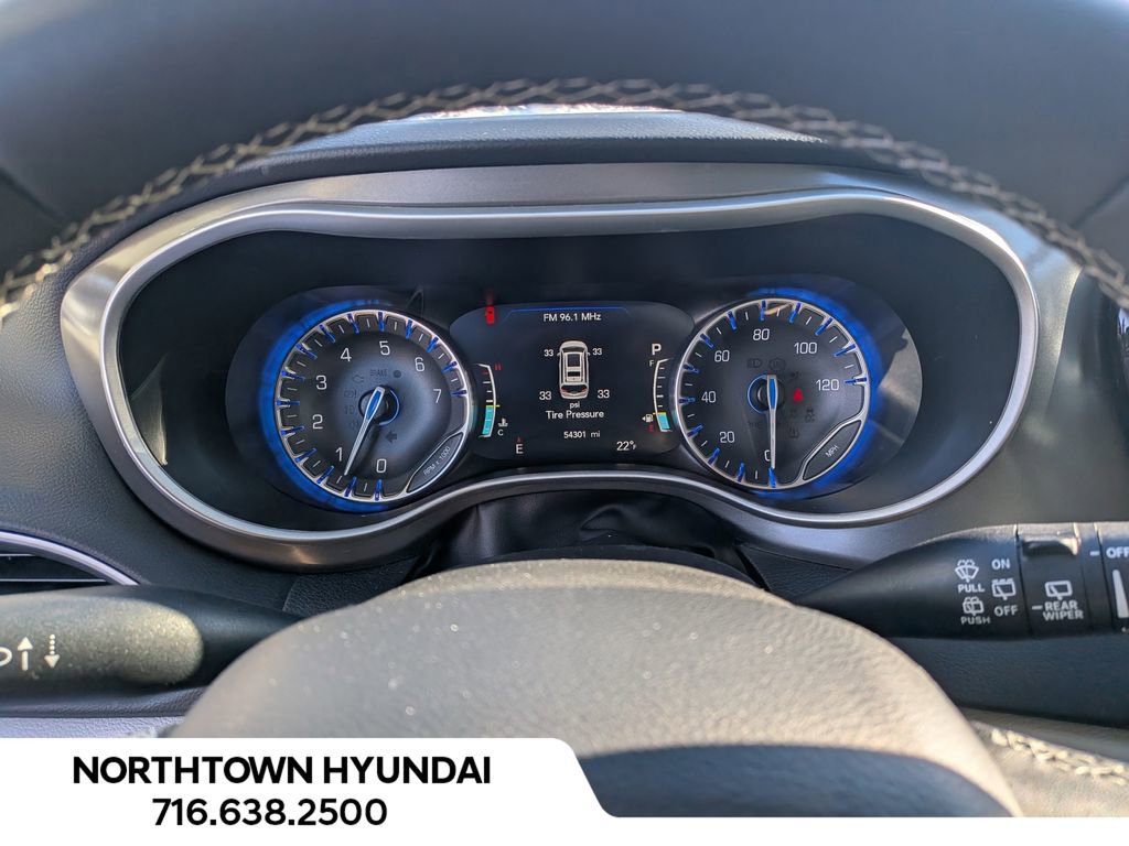 Used 2024 Chrysler Pacifica Touring-L image 8