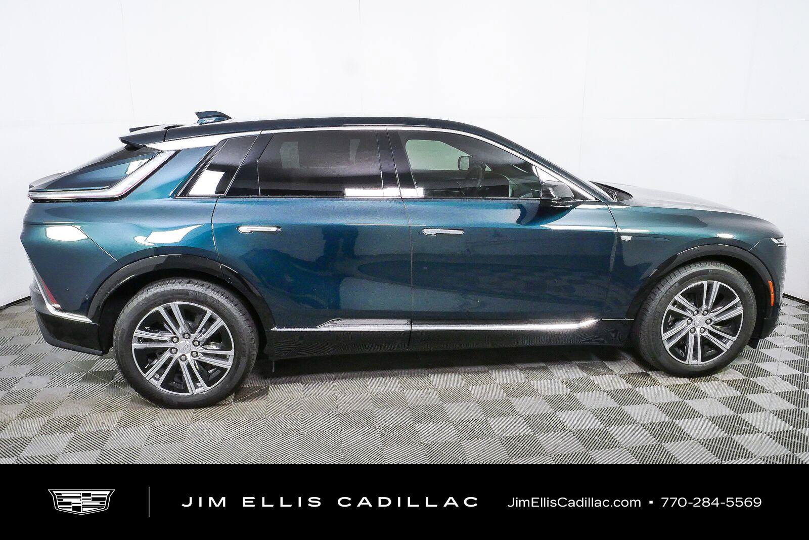 Used 2025 Cadillac Lyriq Luxury AWD/4WD image 2