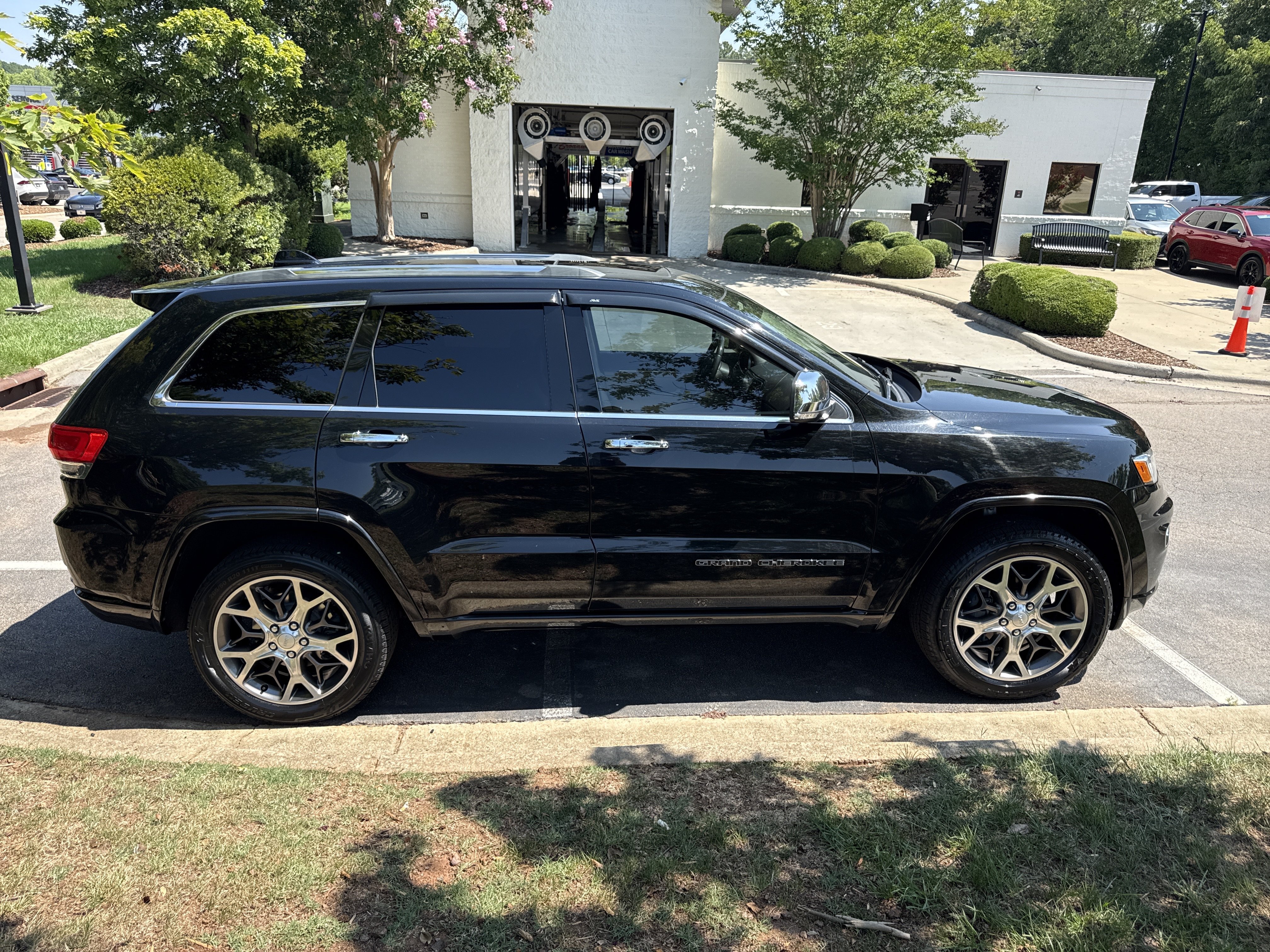 Used 2020 Jeep Grand Cherokee Overland AWD/4WD image 11