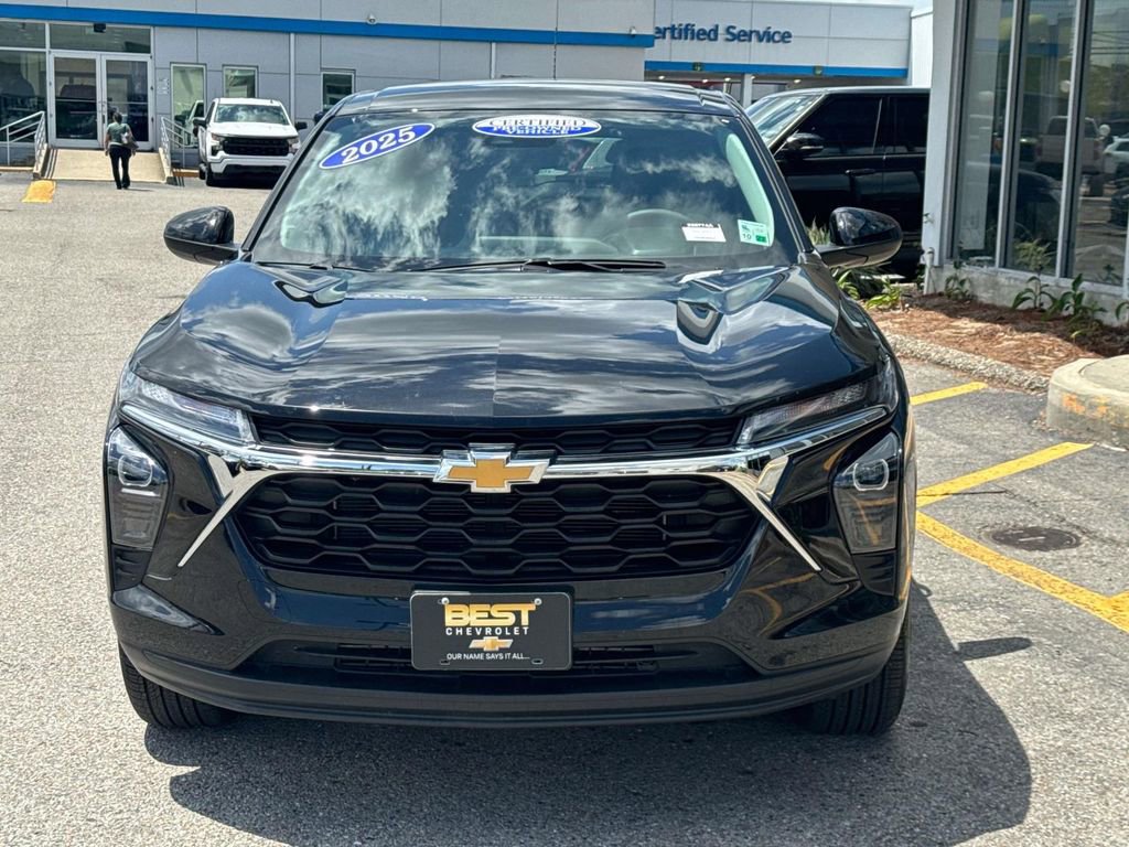 Certified 2025 Chevrolet Trax LS w/ LS Convenience Package FWD image 2