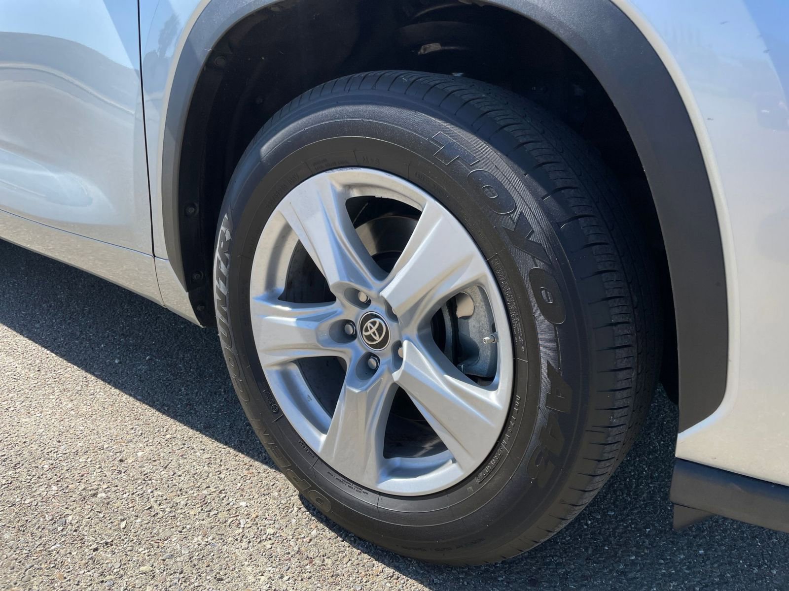 Used 2025 Toyota Highlander LE FWD image 32